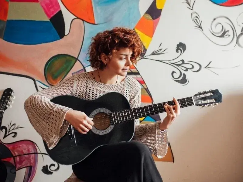 Utwory na gitarę dla początkujących: od czego zacząć naukę i jakie piosenki wybrać?