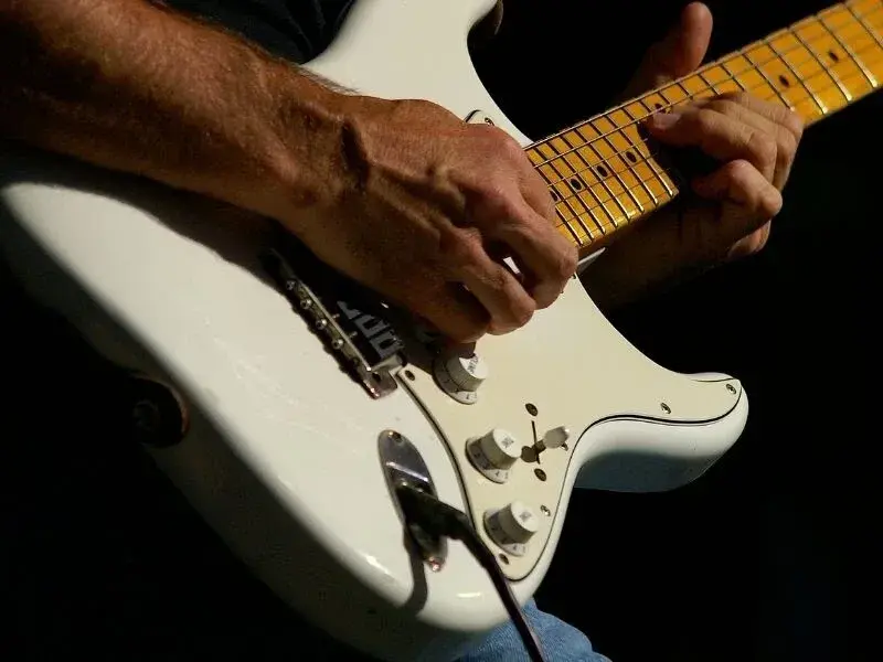 Riff gitarowy: Kompletny przewodnik po sercu rocka, bluesa i metalu
