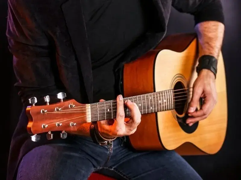 Gitara dla leworęcznych – wszystko, co musisz wiedzieć, by zacząć grać