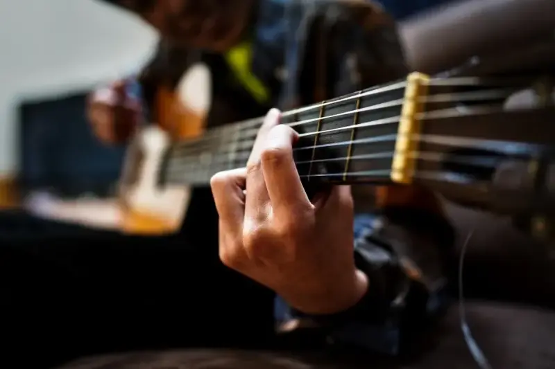 Nauka gry na gitarze od podstaw: Kompletny poradnik dla początkujących i średniozaawansowanych