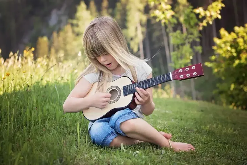 Proste piosenki na gitarę dla dzieci – jak zacząć naukę i nie zniechęcić małego muzyka?