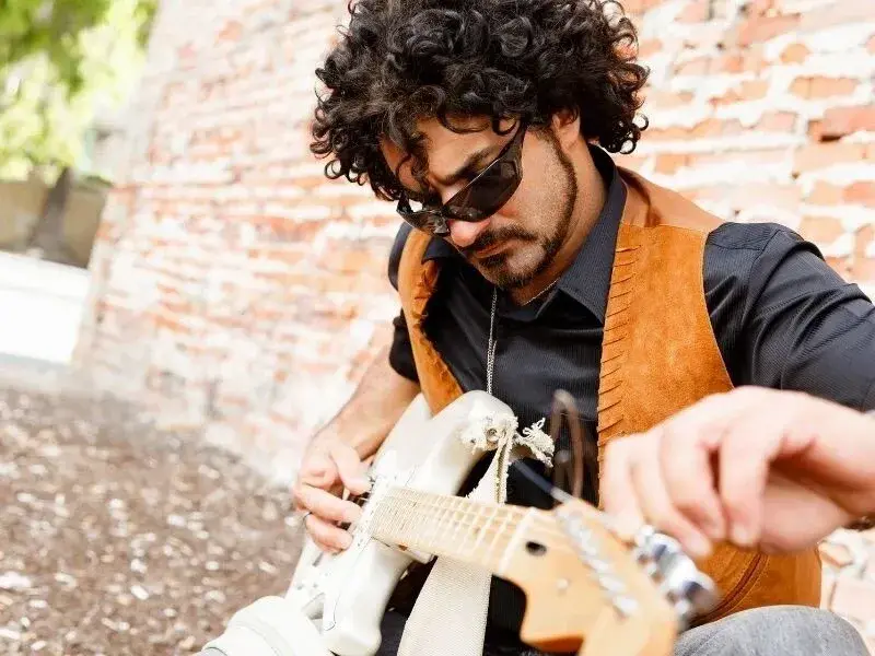 Jak nastroić gitarę? Kompletny przewodnik po aplikacjach do strojenia