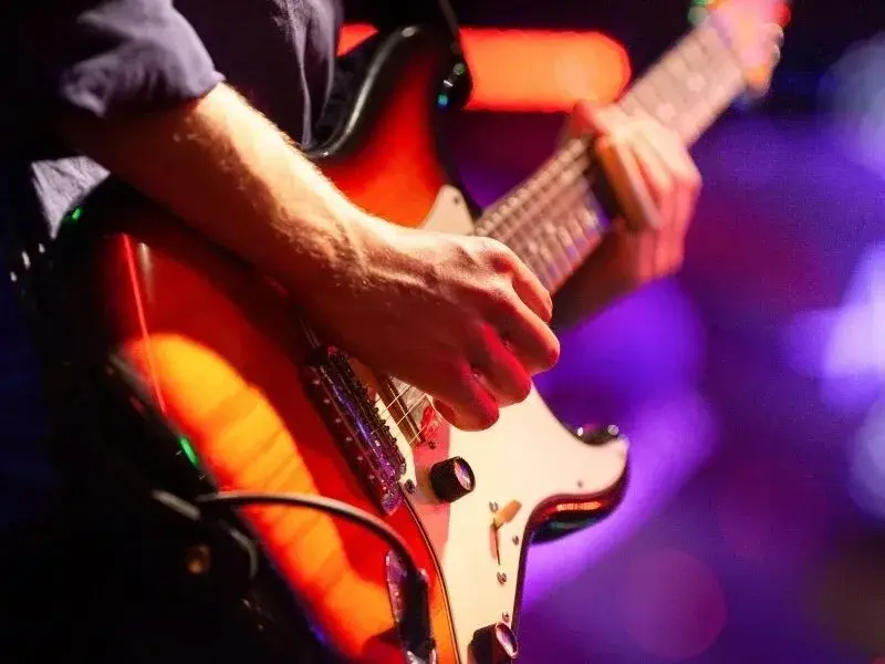 Gitara elektryczna – kompletny przewodnik po budowie, rodzajach i brzmieniu dla początkujących i zaawansowanych