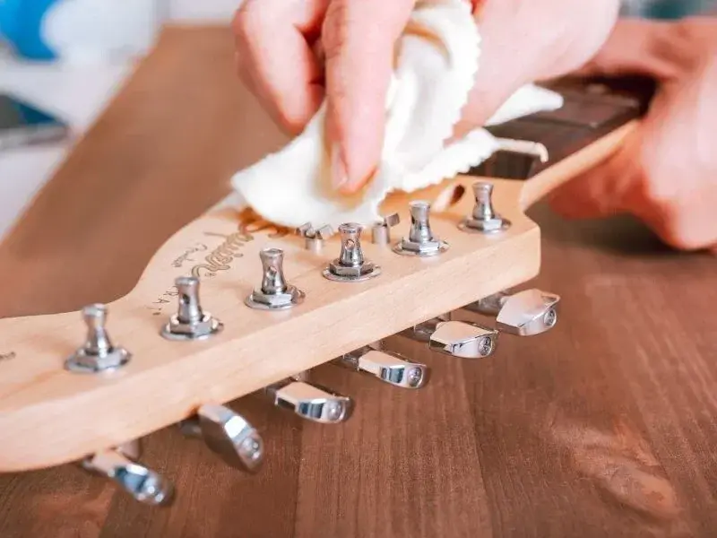 Jak czyścić gitarę? Kompleksowy poradnik konserwacji instrumentu krok po kroku