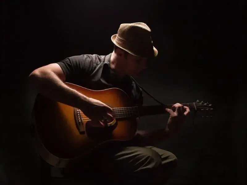 Jak grać bluesa na gitarze? Poradnik krok po kroku dla początkujących