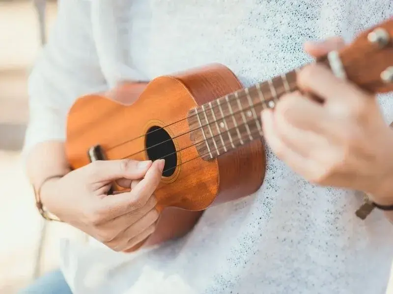 Ukulele a gitara – który instrument wybrać na początek? Poradnik dla niezdecydowanych