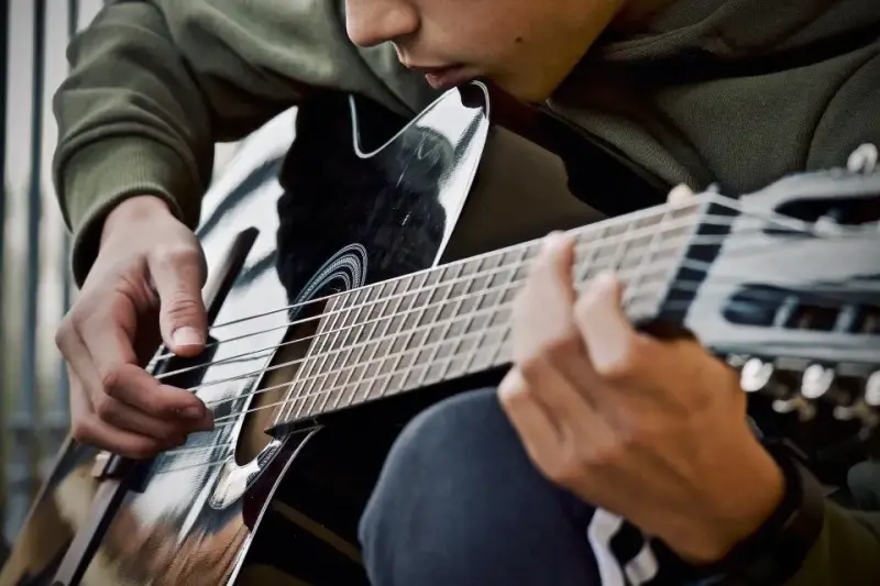 Gitara klasyczna dla początkujących: kompletny przewodnik po nauce gry