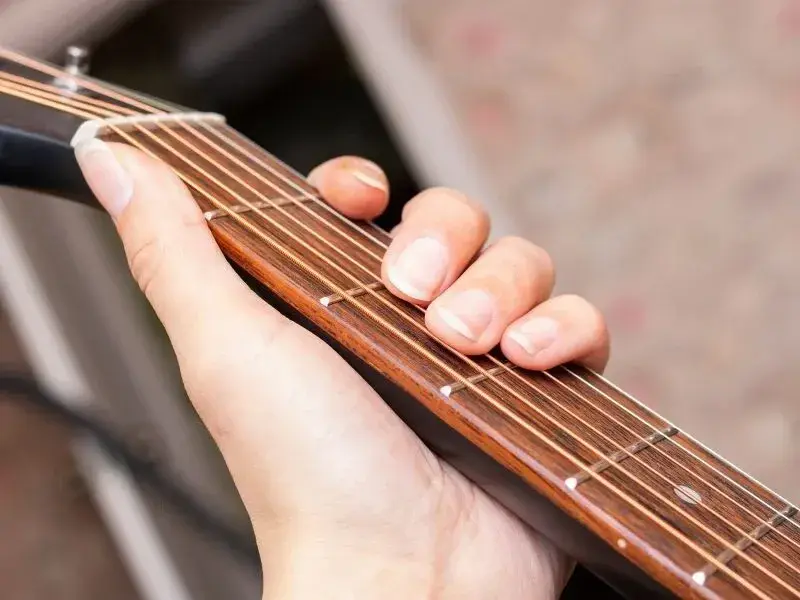 Flażolety na gitarze: Kompletny poradnik od A do Z, jak grać i wykorzystywać w muzyce
