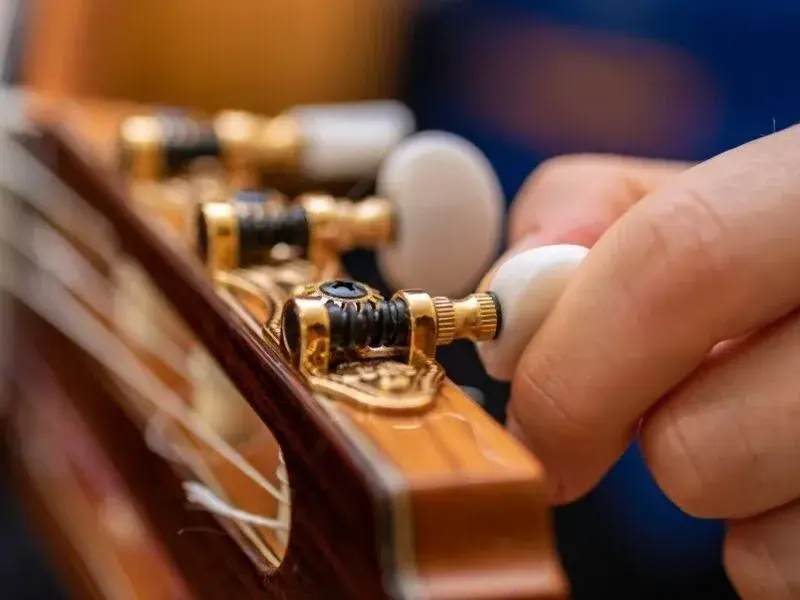 Jak nastroić gitarę? Kompletny poradnik dla początkujących