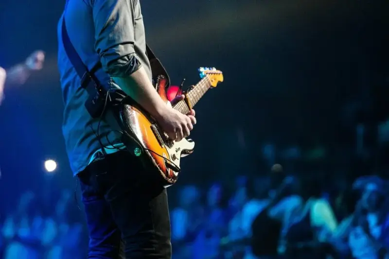 Najlepsi polscy gitarzyści – poznaj ikony, które ukształtowały brzmienie polskiego rocka