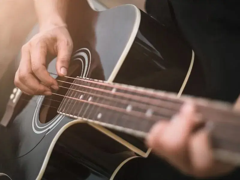 Gitara akustyczna dla początkujących: Kompletny przewodnik po wyborze i nauce gry