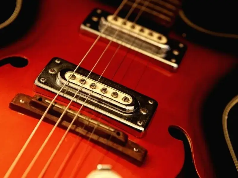 Gitara elektroakustyczna: Jak wybrać idealny instrument? Poradnik dla początkujących i zaawansowanych