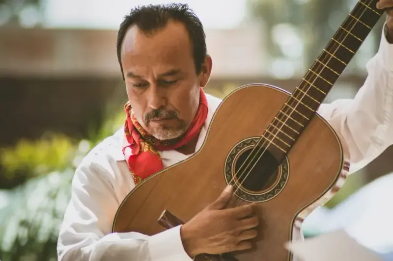 Gitara w muzyce latynoskiej: od salsy po bossa novę. Jak grać latynoskie rytmy?
