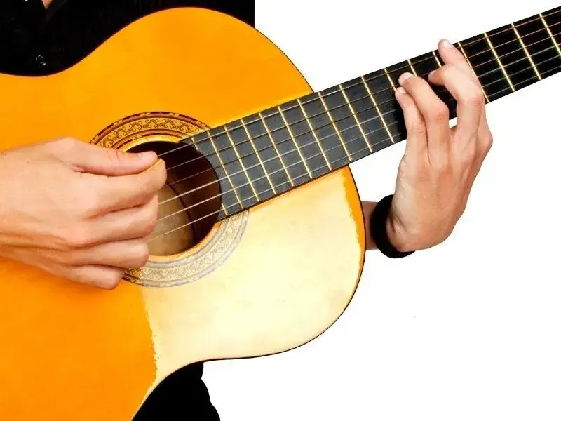 Gitara klasyczna a akustyczna – którą wybrać? Poradnik dla początkujących