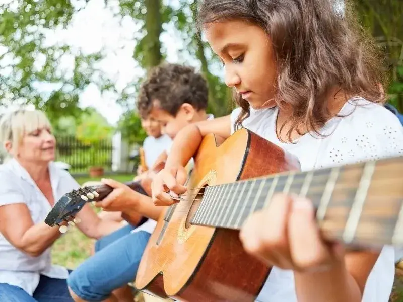 Gitara dla dziecka – jak wybrać pierwszy instrument? Kompleksowy poradnik.