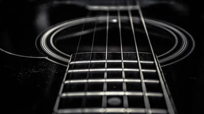Ile strun ma gitara i jak wybrać odpowiednie? Wszystko, co musisz wiedzieć o strunach gitarowych
