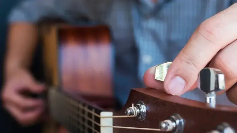 Jak nastroić gitarę? Kompletny poradnik dla początkujących i nie tylko