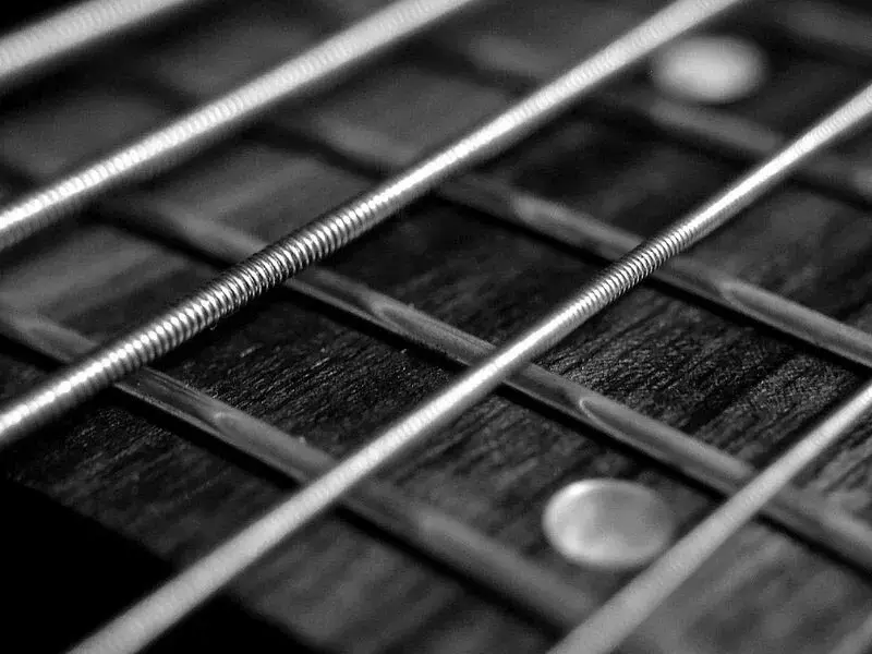 Gitara barytonowa – wszystko, co musisz wiedzieć. Kompletny poradnik dla gitarzystów