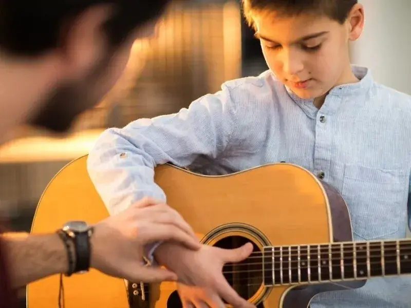 Jak zacząć grać na gitarze? Kompletny poradnik dla początkujących