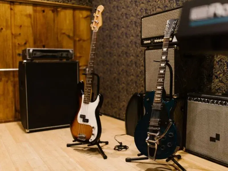Buczący wzmacniacz gitarowy – jak znaleźć przyczynę i pozbyć się problemu? Kompletny poradnik.