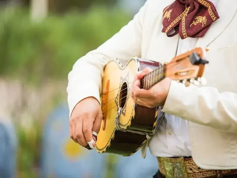 Mini gitara – idealny wybór dla początkujących i nie tylko. Kompletny poradnik.