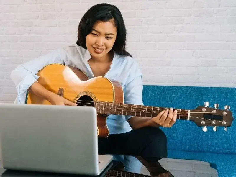 Jaka gitara na początek? Kompleksowy poradnik wyboru pierwszego instrumentu