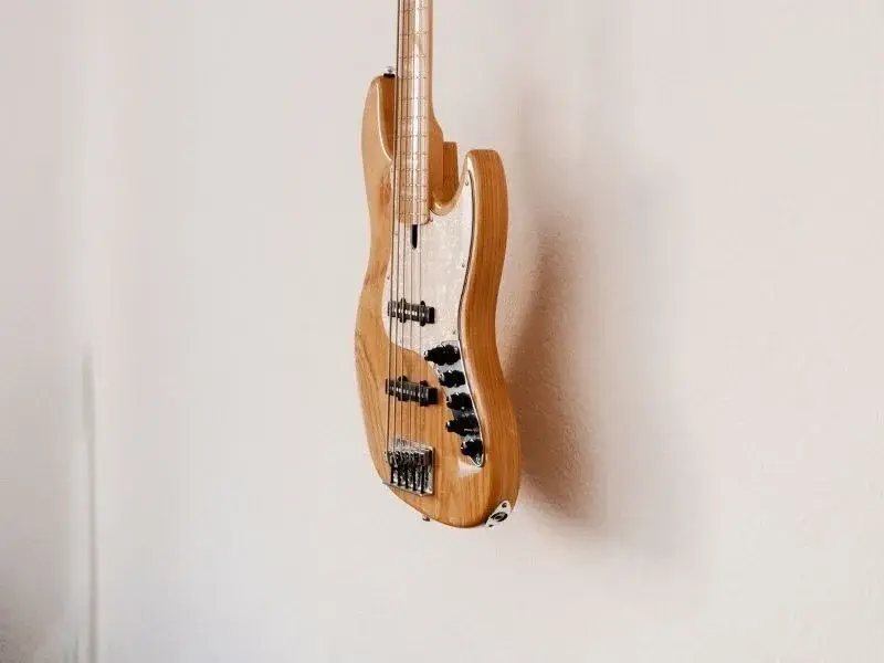 Wieszak na gitarę – jak wybrać najlepszy? Kompleksowy poradnik dla każdego gitarzysty