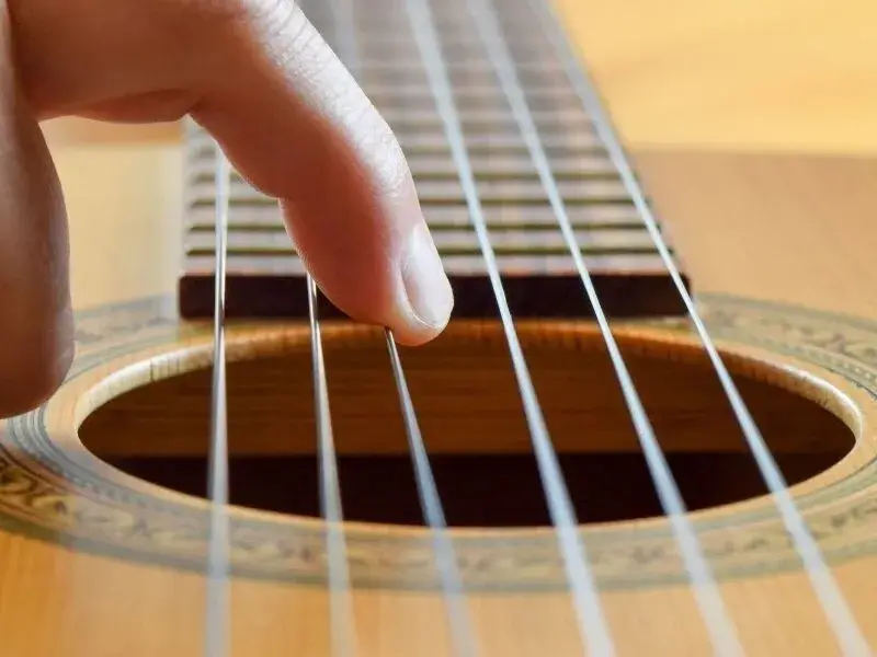 Jaka gitara na początek? Ekspercki poradnik, który pomoże Ci wybrać pierwszy instrument