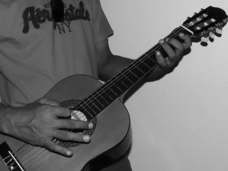 Nauka gry na gitarze od podstaw: kompletny poradnik dla początkujących