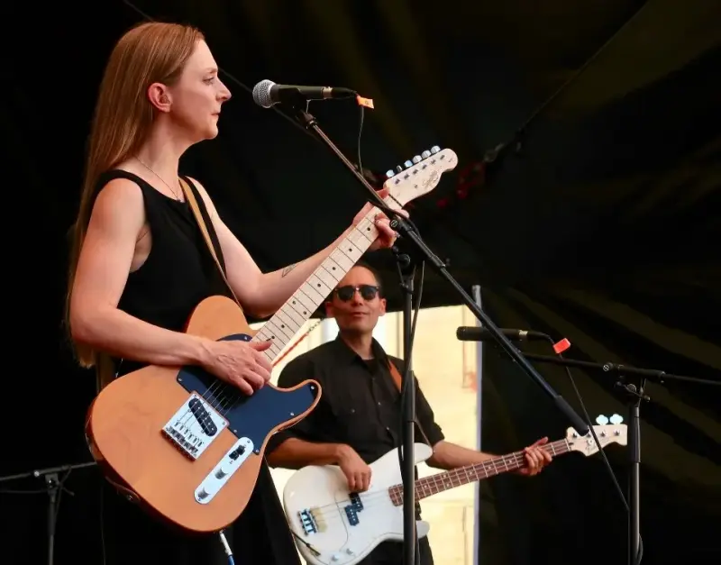 Najsłynniejsze gitarzystki w historii muzyki. Kobiety, które zdominowały scenę rockową.