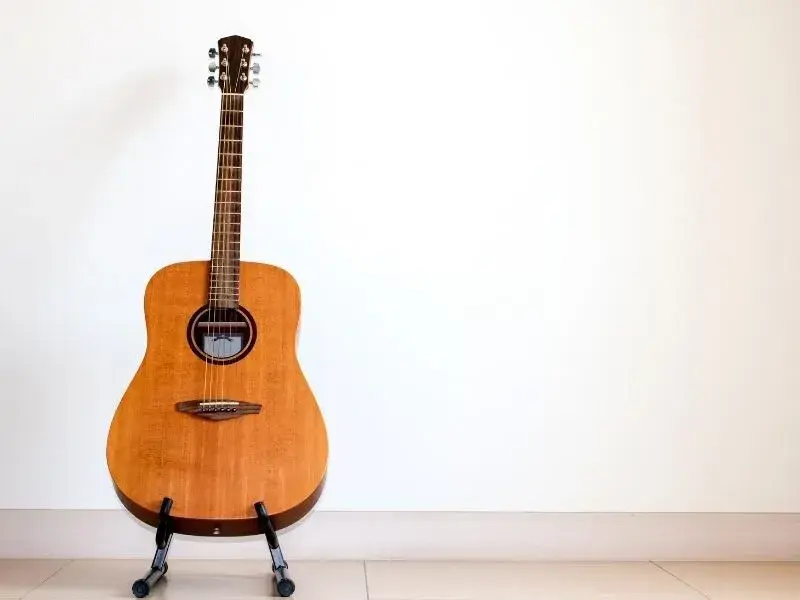 Jaki stojak do gitary wybrać? Kompleksowy poradnik dla każdego gitarzysty