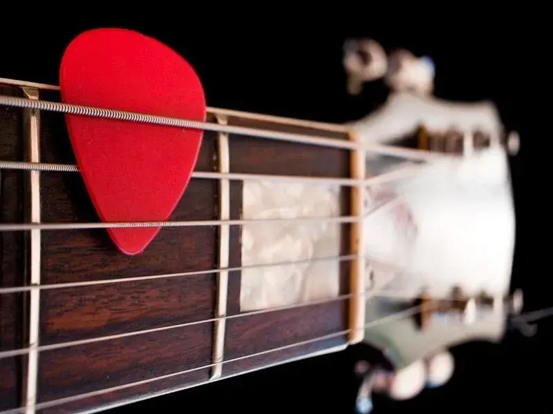 Kostka do gitary – jak wybrać idealną? Kompleksowy poradnik dla gitarzystów