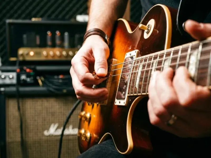 Naciąg strun gitarowych a brzmienie i wygoda gry