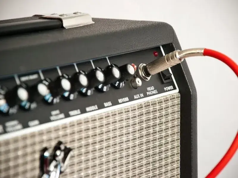 Głośnik gitarowy – jak wybrać idealny model i odmienić swoje brzmienie?
