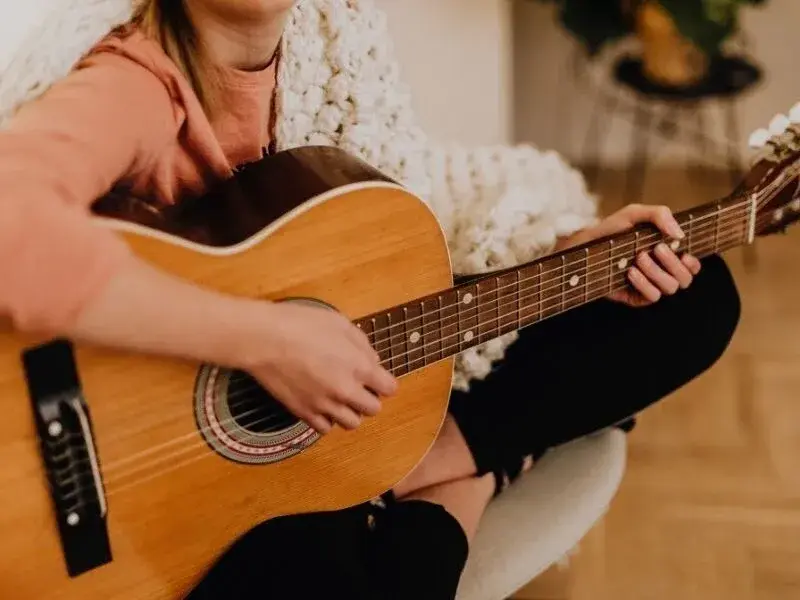 Podstawowe bicia gitarowe i akordy dla początkujących. Kompletny poradnik, jak zacząć grać na gitarze.