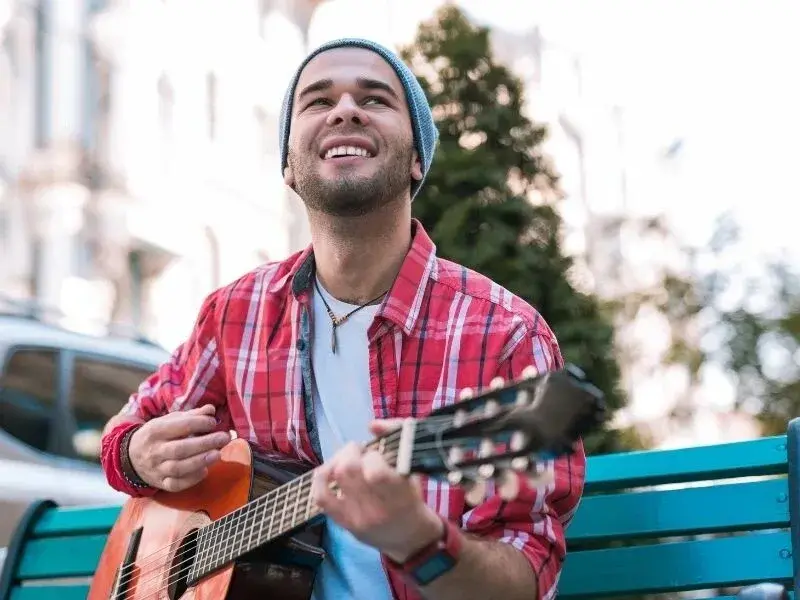 Improwizacja na gitarze: Jak zacząć grać solówki i tworzyć własną muzykę?