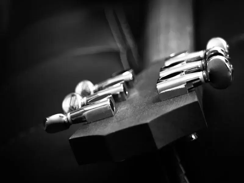 Tuner gitarowy – jak wybrać i używać? Kompletny poradnik