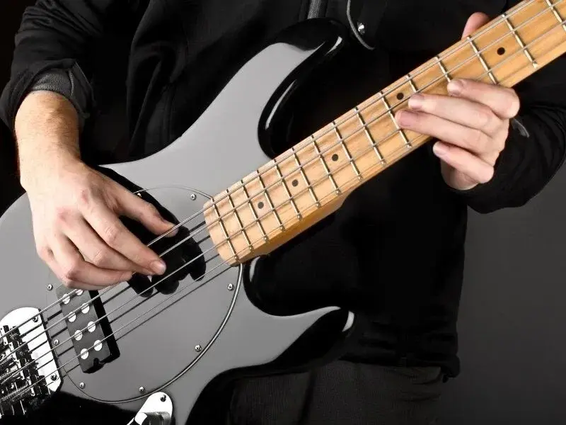 Gitara basowa: Kompletny przewodnik od A do Z. Jak wybrać, grać i zrozumieć jej rolę?