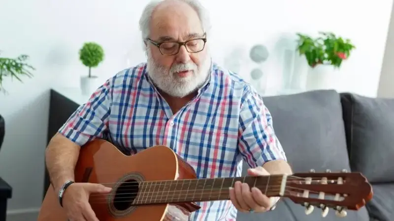 Gitara dla seniora – jak wybrać idealny instrument na nową pasję?
