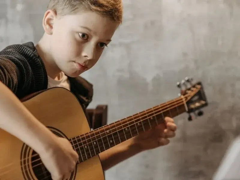Jak prawidłowo trzymać gitarę? Kompletny poradnik dla początkujących