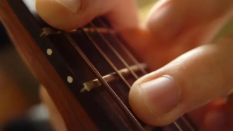 Palce gitarzysty: od bólu do mistrzostwa. Jak dbać o skórę i budować "pancerz" na opuszkach?