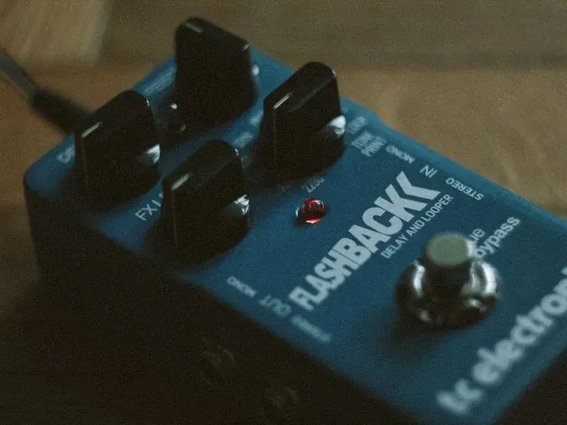 Ile prądu zużywa efekt gitarowy? Wszystko, co musisz wiedzieć o zasilaniu pedalboardu.