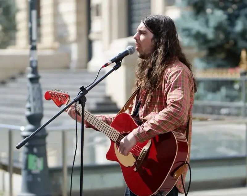 Uliczne granie na gitarze: Kompletny poradnik, jak zacząć i odnieść sukces