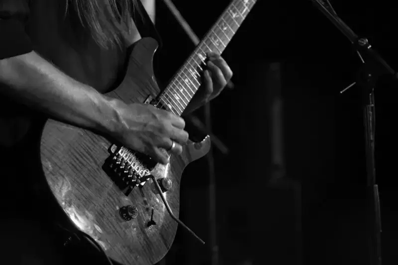 Polscy gitarzyści rockowi – od Nalepy po Nergala. Poznaj ikony, które ukształtowały historię muzyki.