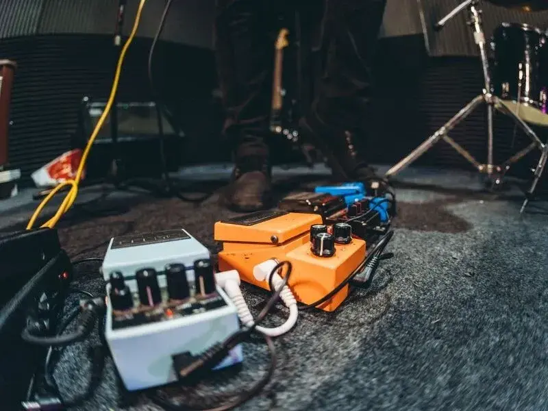 Kolejność efektów gitarowych: Kompletny przewodnik po budowie łańcucha sygnału
